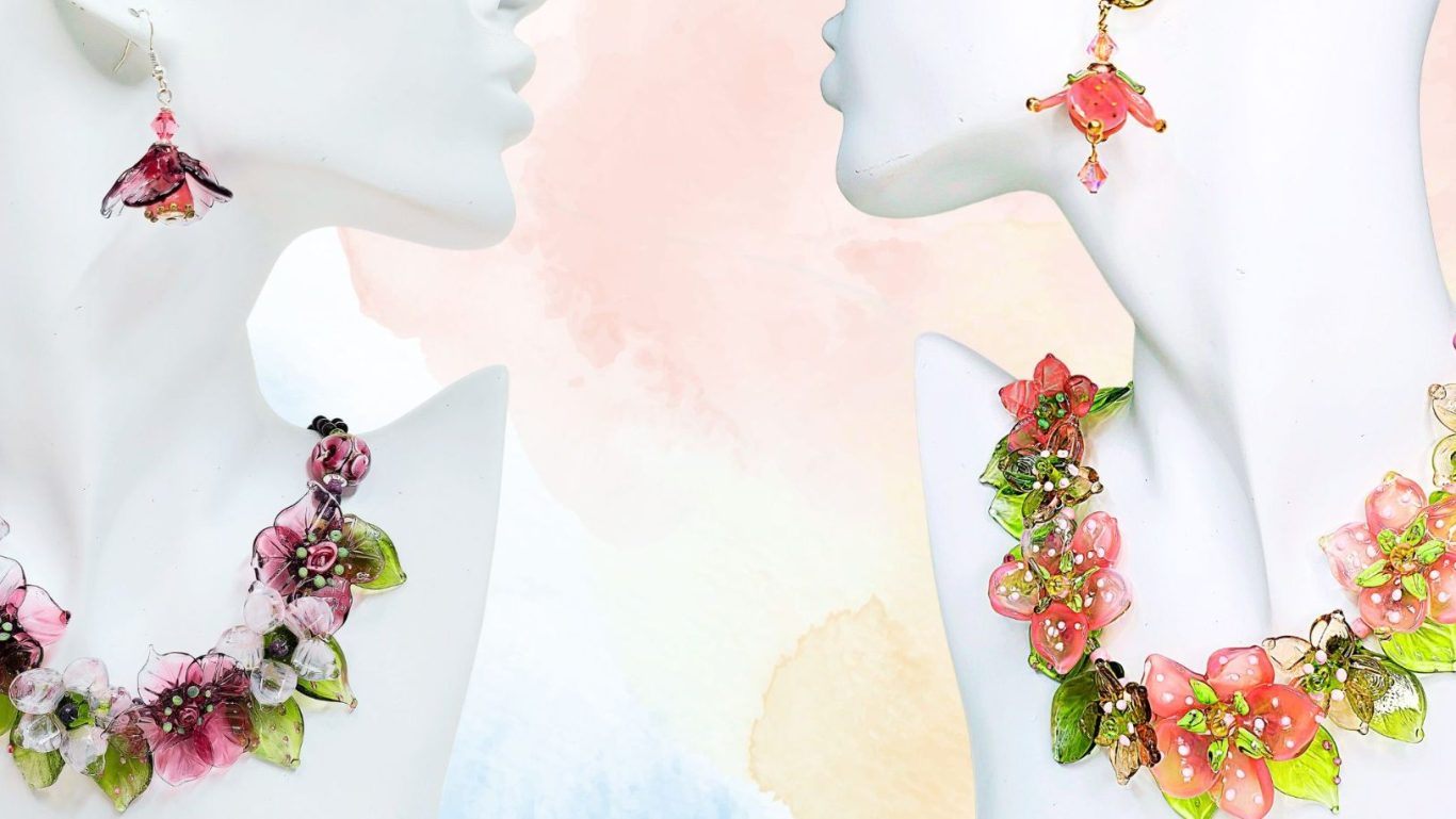 Blumen - Halskette Collier Zwei stilisierte Silhouetten mit blühendem Schmuck aus handgearbeiteten Glasperlen Blumen und Farben.